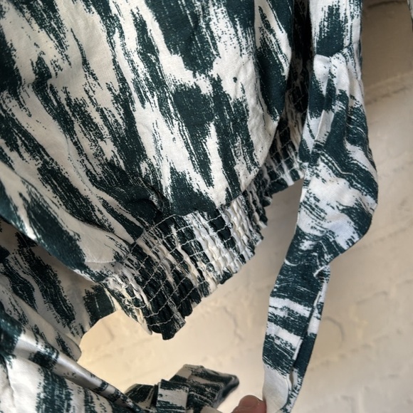 Evereve shirt NEW emerald green and cream wrap top with tie front medium lined - Picture 6 of 7